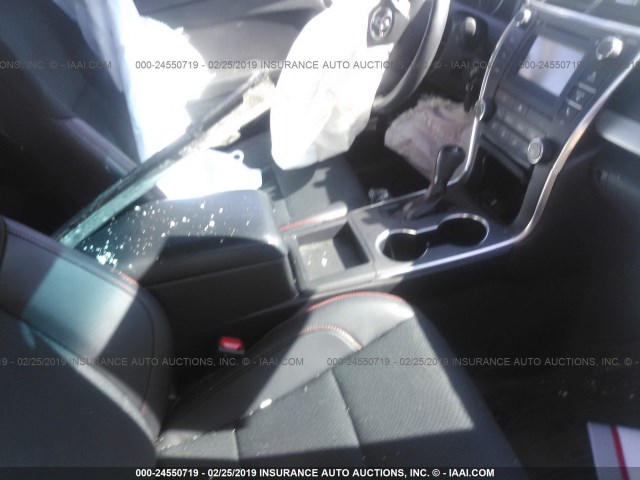 4T1BF1FK2HU405699 - 2017 TOYOTA CAMRY LE/XLE/SE/XSE 黑色 照片 5