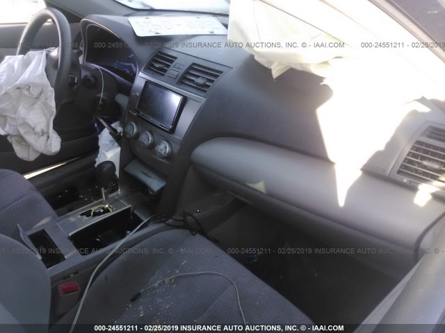 4T1BF3EK2BU135961 - 2011 TOYOTA CAMRY SE/LE/XLE 银色 照片 5