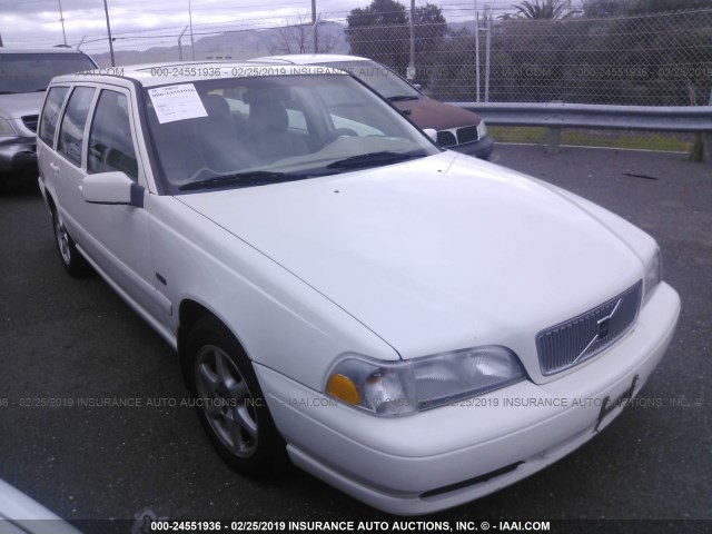 YV1LW5670W2489696 - 1998 VOLVO V70 GLT WHITE photo 1