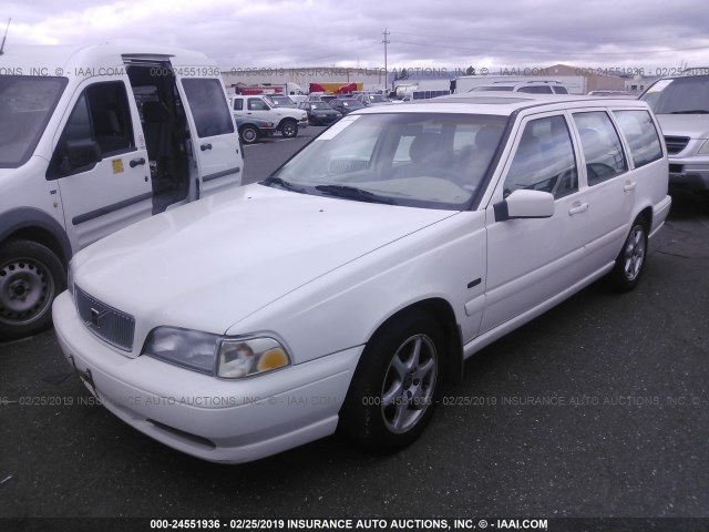 YV1LW5670W2489696 - 1998 VOLVO V70 GLT WHITE photo 2