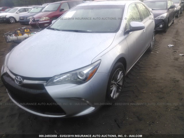 4T1BF1FK8HU276982 - 2017 TOYOTA CAMRY LE/XLE/SE/XSE SILVER photo 2