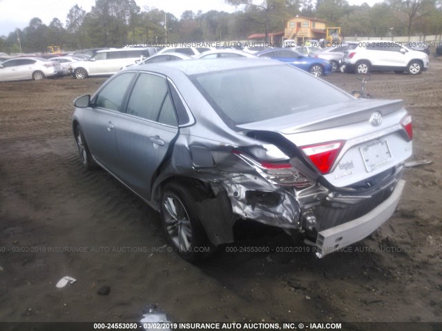 4T1BF1FK8HU276982 - 2017 TOYOTA CAMRY LE/XLE/SE/XSE SILVER photo 3