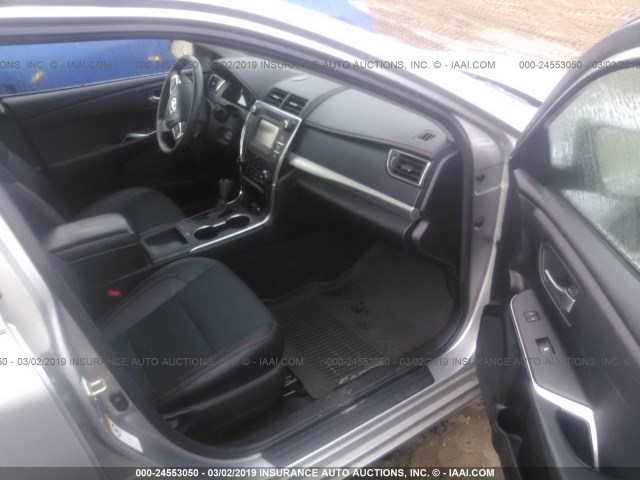 4T1BF1FK8HU276982 - 2017 TOYOTA CAMRY LE/XLE/SE/XSE SILVER photo 5