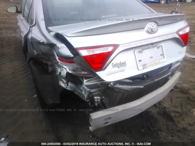4T1BF1FK8HU276982 - 2017 TOYOTA CAMRY LE/XLE/SE/XSE SILVER photo 6