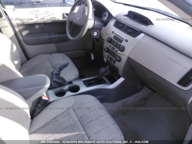 1FAHP35N18W145177 - 2008 FORD FOCUS SE/SEL/SES SILVER photo 5