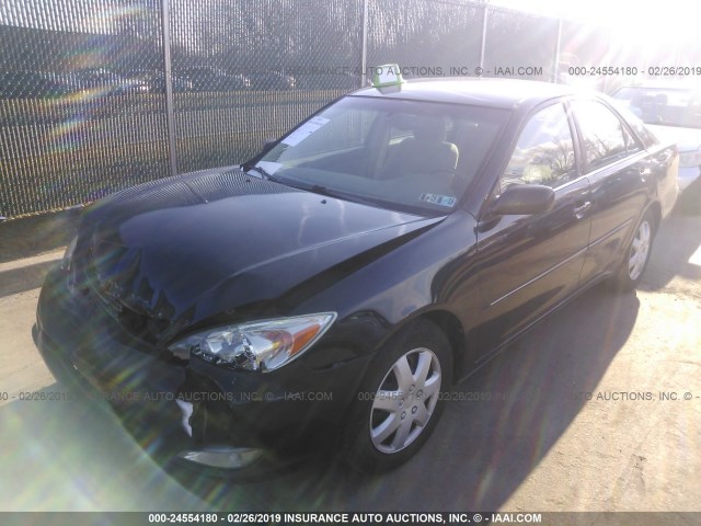 4T1BE30KX4U355815 - 2004 TOYOTA CAMRY LE/XLE/SE BLACK photo 2