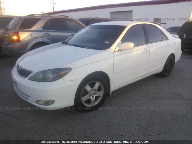 4T1BE32K72U075750 - 2002 TOYOTA CAMRY LE/XLE/SE WHITE photo 2