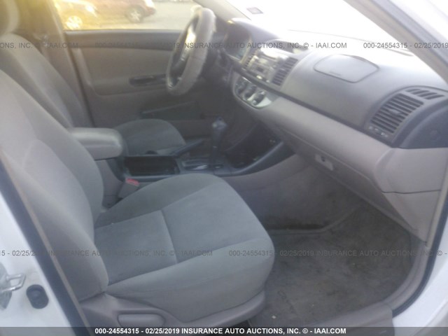 4T1BE32K72U075750 - 2002 TOYOTA CAMRY LE/XLE/SE WHITE photo 5