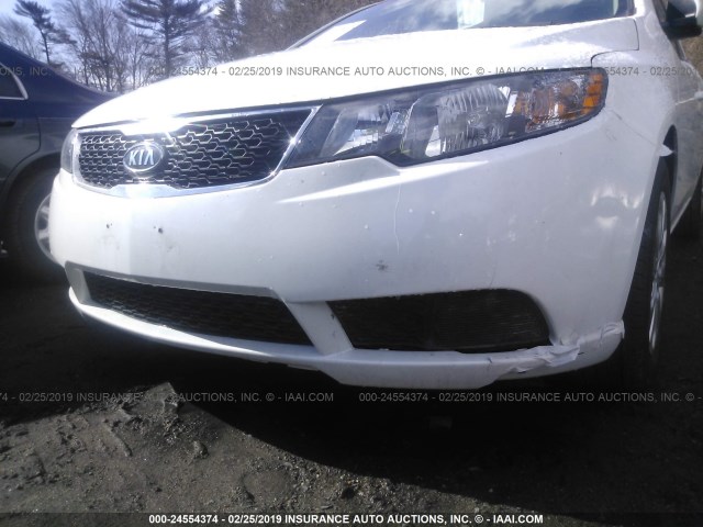 KNAFU4A23C5632422 - 2012 KIA FORTE EX WHITE photo 6