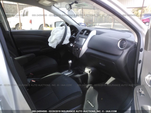 3N1CN7AP9KL814630 - 2019 NISSAN VERSA SILVER photo 5