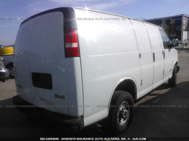 1GTGG25V051262158 - 2005 GMC SAVANA G2500 WHITE photo 4