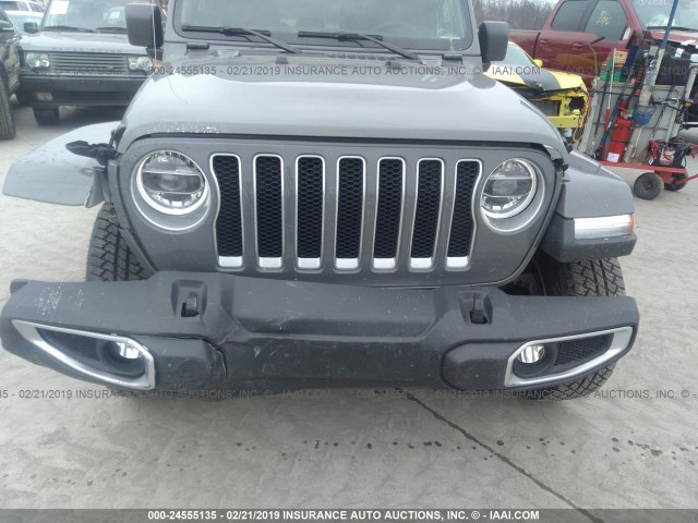 1C4HJXEG5JW245633 - 2018 JEEP WRANGLER UNLIMITE SAHARA GRAY photo 6