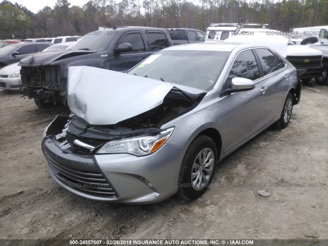 4T1BF1FKXHU418748 - 2017 TOYOTA CAMRY LE/XLE/SE/XSE SILVER photo 2