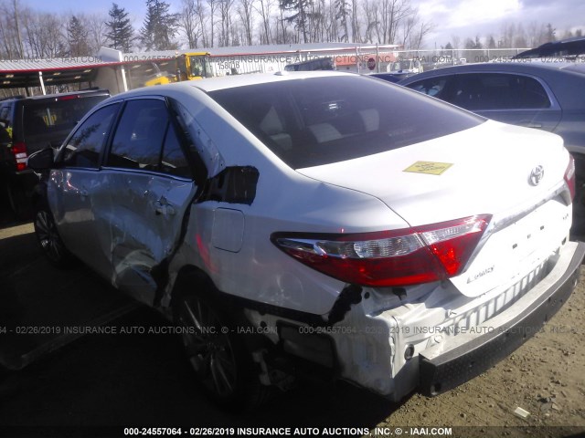 4T1BF1FK6HU429729 - 2017 TOYOTA CAMRY LE/XLE/SE/XSE თეთრი ფოტო 3