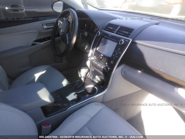 4T1BF1FK6HU429729 - 2017 TOYOTA CAMRY LE/XLE/SE/XSE თეთრი ფოტო 5