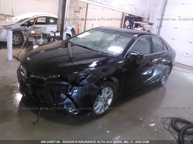4T1BF1FK3FU987244 - 2015 TOYOTA CAMRY LE/XLE/SE/XSE შავი ფოტო 2