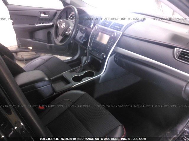 4T1BF1FK3FU987244 - 2015 TOYOTA CAMRY LE/XLE/SE/XSE შავი ფოტო 5