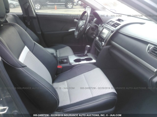 4T1BF1FK8EU733477 - 2014 TOYOTA CAMRY L/SE/LE/XLE 灰色 照片 5
