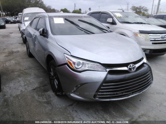 4T1BF1FK7GU157383 - 2016 TOYOTA CAMRY LE/XLE/SE/XSE 银色 照片 1