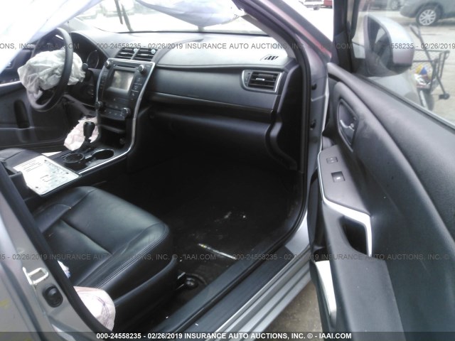 4T1BF1FK7GU157383 - 2016 TOYOTA CAMRY LE/XLE/SE/XSE 银色 照片 5