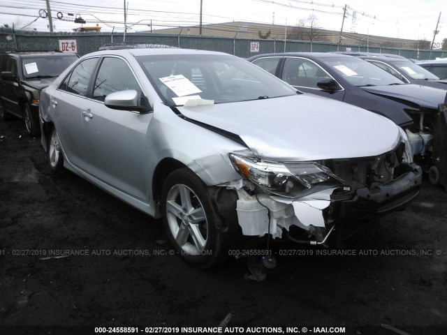 4T1BF1FK0EU393323 - 2014 TOYOTA CAMRY L/SE/LE/XLE 银色 照片 1
