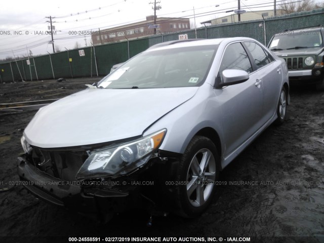 4T1BF1FK0EU393323 - 2014 TOYOTA CAMRY L/SE/LE/XLE 银色 照片 2