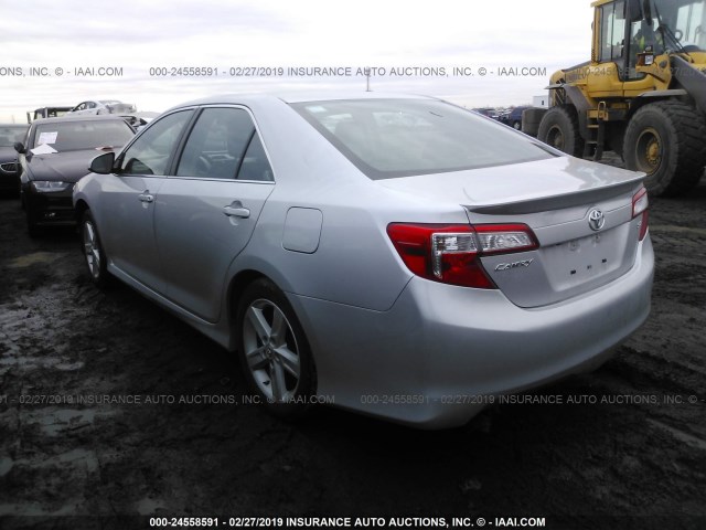 4T1BF1FK0EU393323 - 2014 TOYOTA CAMRY L/SE/LE/XLE 银色 照片 3