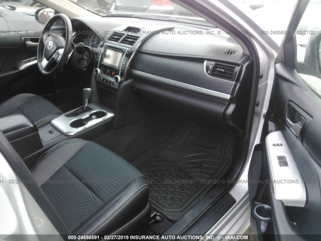 4T1BF1FK0EU393323 - 2014 TOYOTA CAMRY L/SE/LE/XLE 银色 照片 5