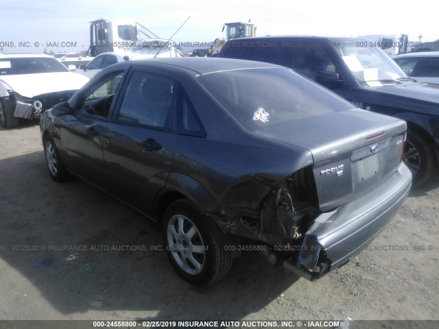 1FAFP34N85W294836 - 2005 FORD FOCUS ZX4 GRAY photo 3