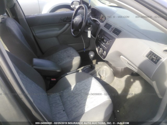 1FAFP34N85W294836 - 2005 FORD FOCUS ZX4 GRAY photo 5