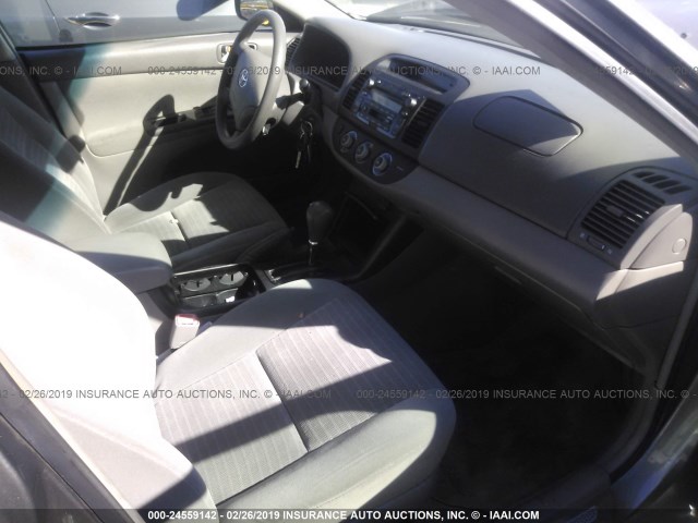 4T1BF30K65U609521 - 2005 TOYOTA CAMRY LE/XLE/SE GRAY photo 5