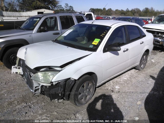 1FAHP34N46W195974 - 2006 FORD FOCUS ZX4 WHITE photo 2