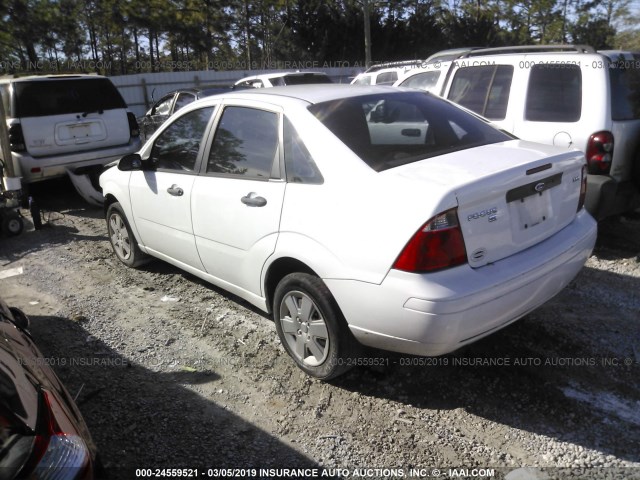 1FAHP34N46W195974 - 2006 FORD FOCUS ZX4 WHITE photo 3