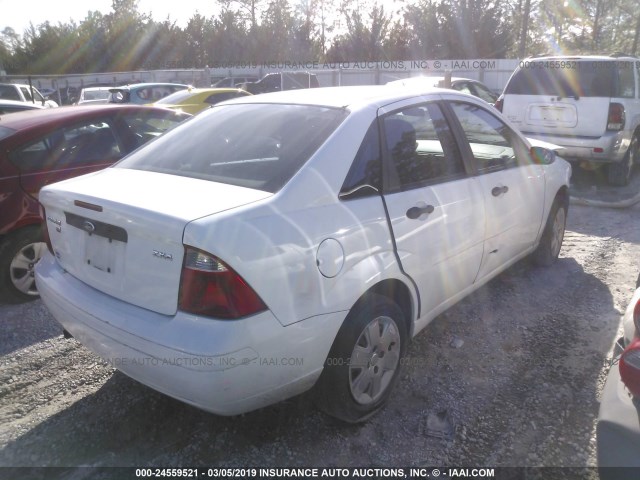 1FAHP34N46W195974 - 2006 FORD FOCUS ZX4 WHITE photo 4