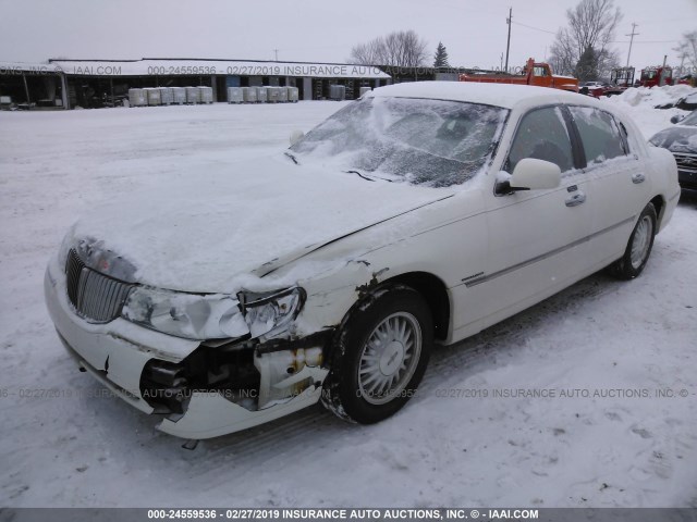 1LNHM81W21Y738678 - 2001 LINCOLN TOWN CAR EXECUTIVE WHITE photo 2