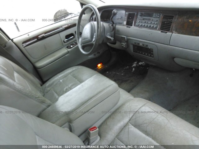 1LNHM81W21Y738678 - 2001 LINCOLN TOWN CAR EXECUTIVE WHITE photo 5