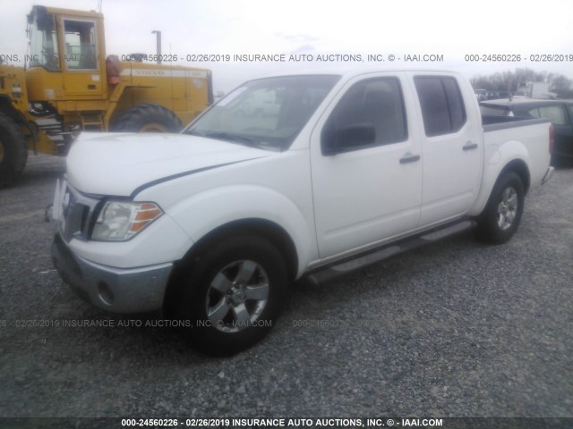 1N6AD07U49C419737 - 2009 NISSAN FRONTIER CREW CAB SE/LE/NISMO WHITE photo 2