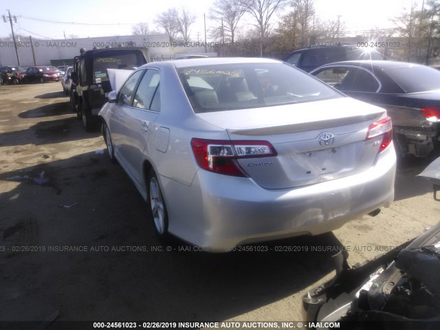 4T1BF1FK8DU279374 - 2013 TOYOTA CAMRY L/SE/LE/XLE 银色 照片 3