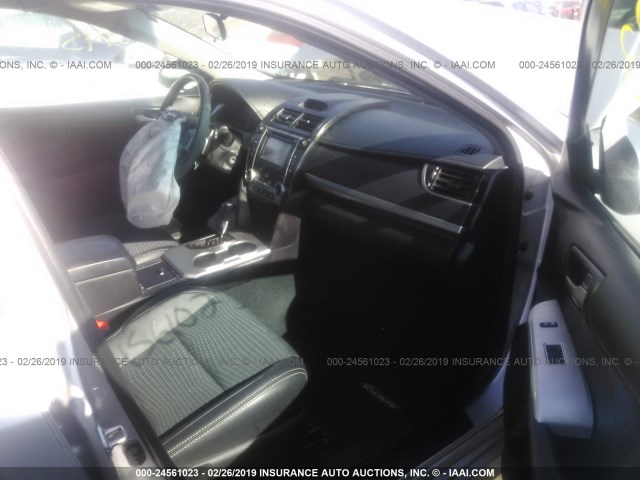 4T1BF1FK8DU279374 - 2013 TOYOTA CAMRY L/SE/LE/XLE 银色 照片 5