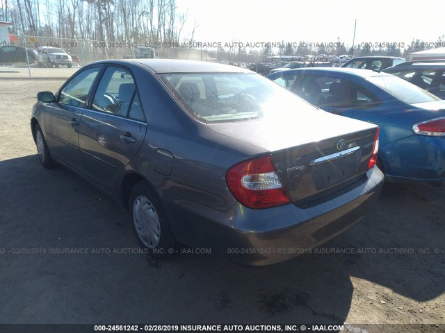 JTDBE32K720060824 - 2002 TOYOTA CAMRY LE/XLE/SE GRAY photo 3