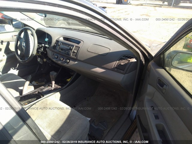 JTDBE32K720060824 - 2002 TOYOTA CAMRY LE/XLE/SE GRAY photo 5