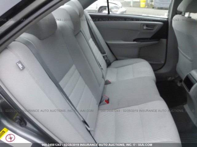 4T1BF1FK4GU507942 - 2016 TOYOTA CAMRY LE/XLE/SE/XSE ნაცრისფერი ფოტო 8