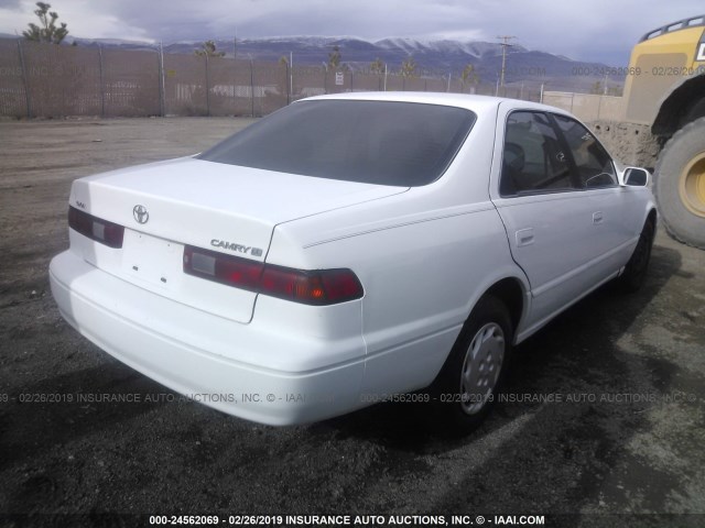 JT2BG22K7W0213639 - 1998 TOYOTA CAMRY CE/LE/XLE 白色 照片 4