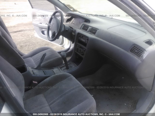 JT2BG22K7W0213639 - 1998 TOYOTA CAMRY CE/LE/XLE 白色 照片 5