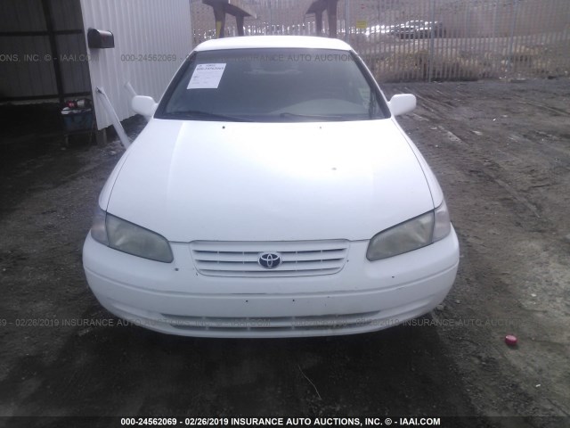 JT2BG22K7W0213639 - 1998 TOYOTA CAMRY CE/LE/XLE 白色 照片 6