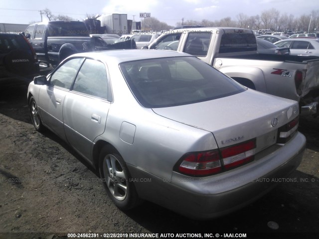 JT8BF28G110290267 - 2001 LEXUS ES 300 SILVER photo 3