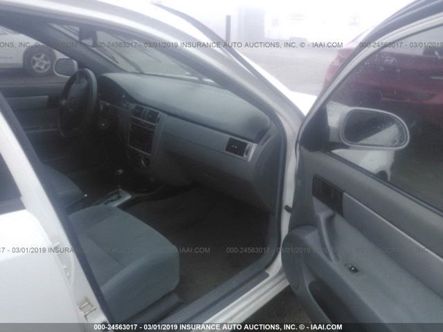 KL5JD56Z06K315993 - 2006 SUZUKI FORENZA WHITE photo 5