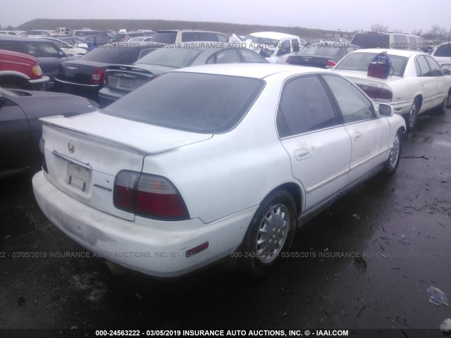 1HGCD5666VA138543 - 1997 HONDA ACCORD EX/EX-R WHITE photo 4