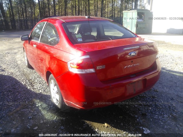 1FAHP32N48W256018 - 2008 FORD FOCUS S/SE RED photo 3