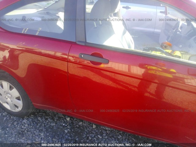 1FAHP32N48W256018 - 2008 FORD FOCUS S/SE RED photo 6